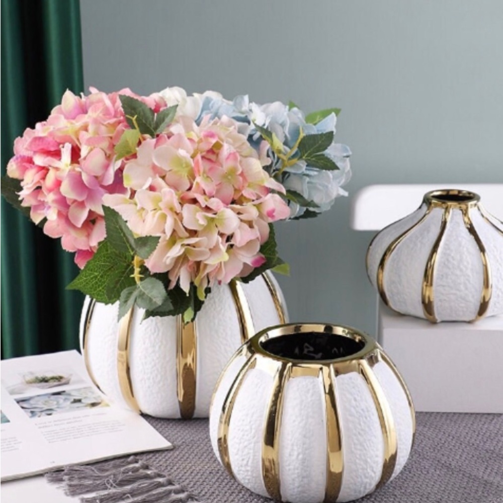 A beautiful textured ceramic flower vase - Picture 1 of 13